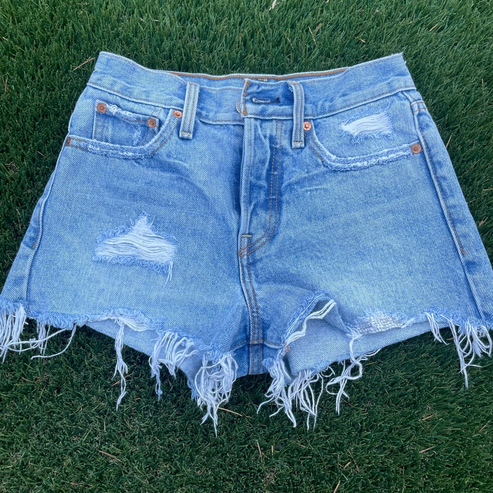 Levi light wash denim jean shorts
